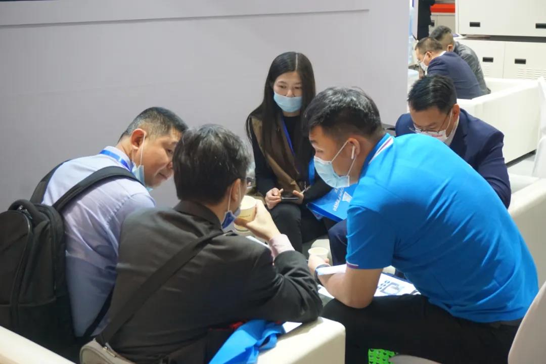 浩寶技術(shù)展位參觀客戶進(jìn)行業(yè)務(wù)洽談3