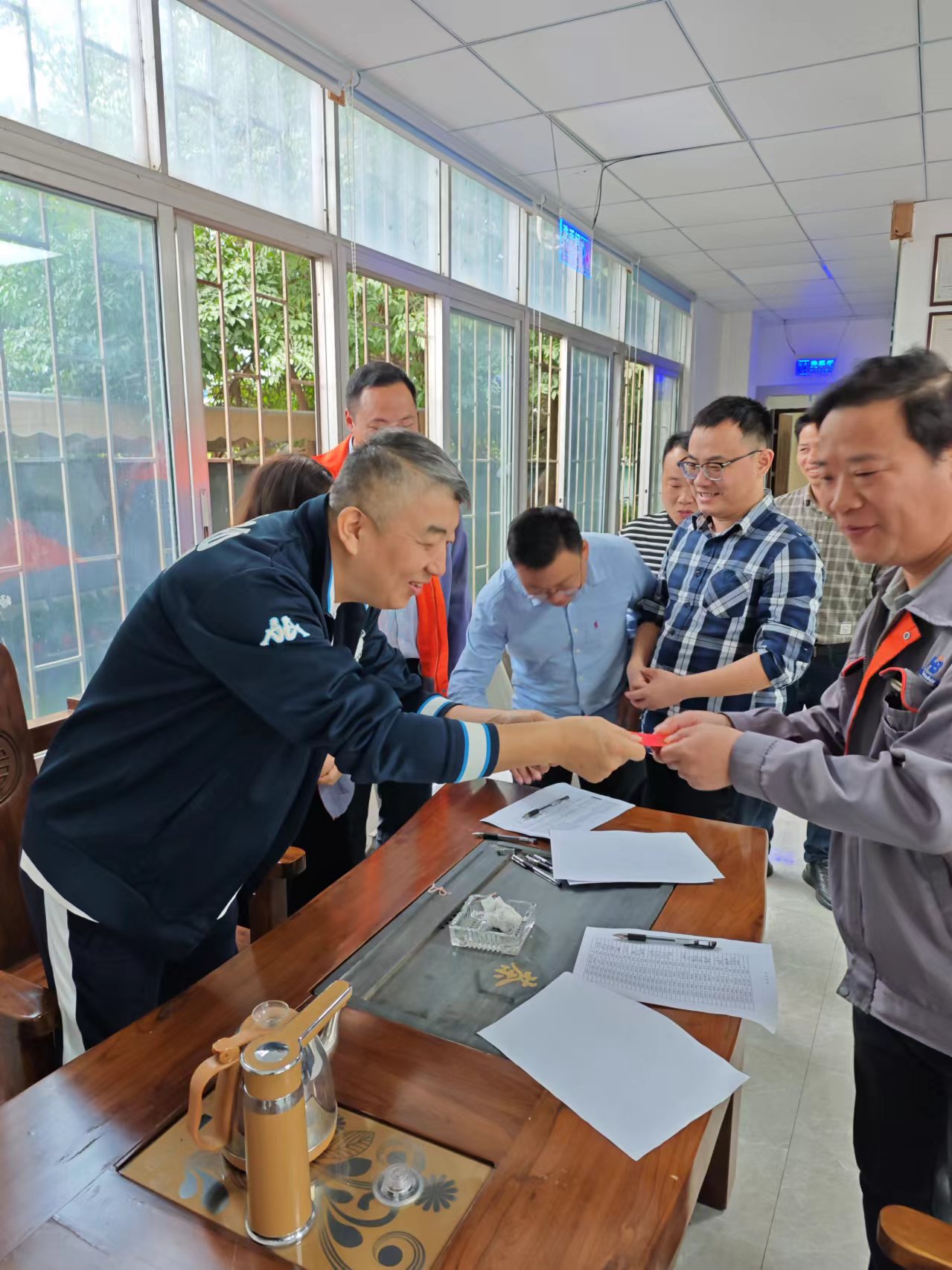 浩寶技術(shù)孫總為員工派發(fā)2024年開工利是紅包